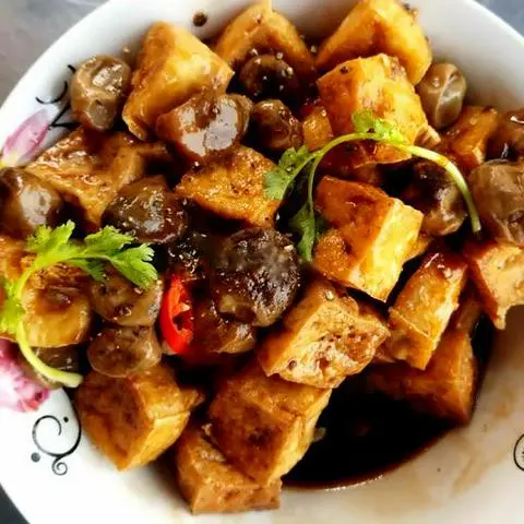 Hình ảnh Nấm Rơm Đậu Hủ Kho Tộ