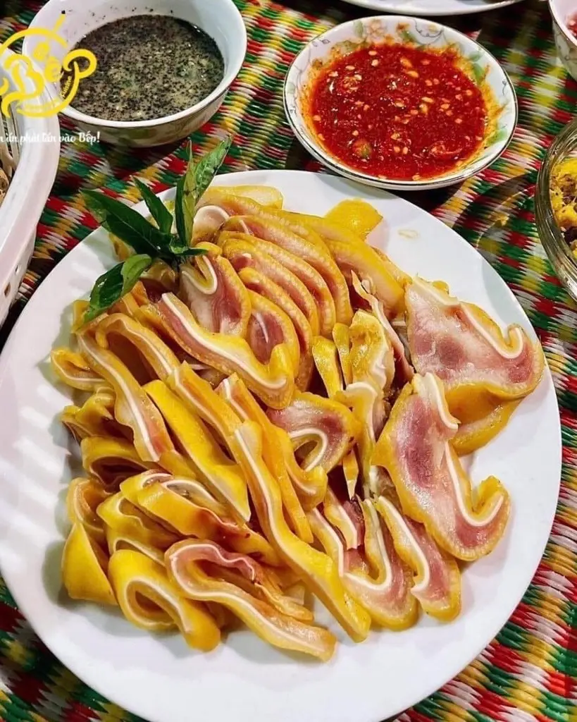 Hình ảnh Tai heo ủ muối đậm đà siêu cuốn