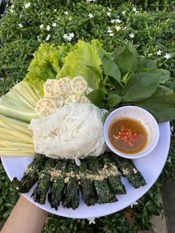 Hình ảnh 1 xiên (3 cuốn bò lá lốt)