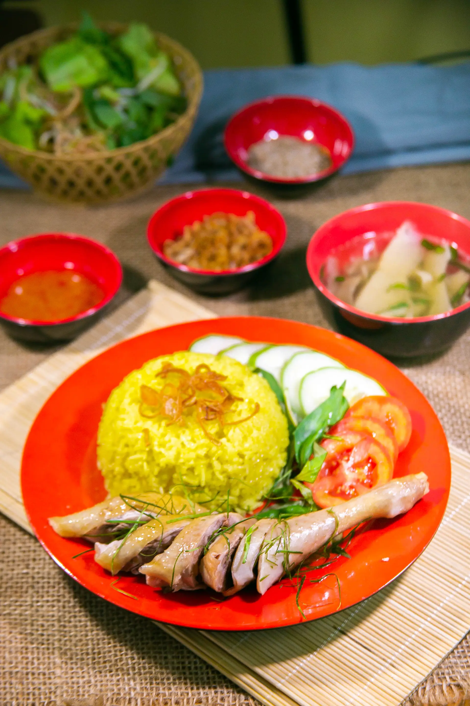 Hình ảnh Cơm đùi Gà ta + Gỏi rau