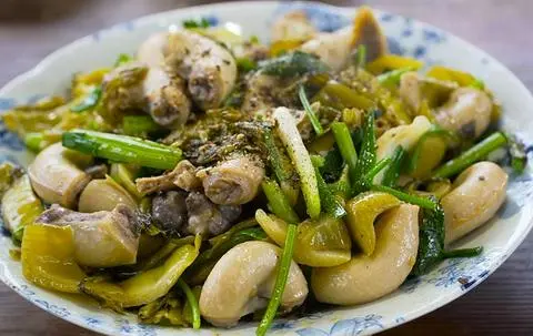 Hình ảnh Cơm dồi trường heo xào cải chua