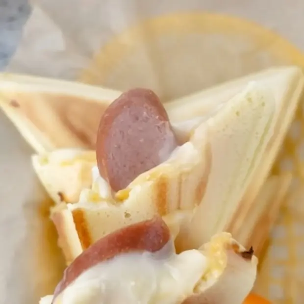 Hình ảnh Hotdog Xúc Xích - Chà Bông