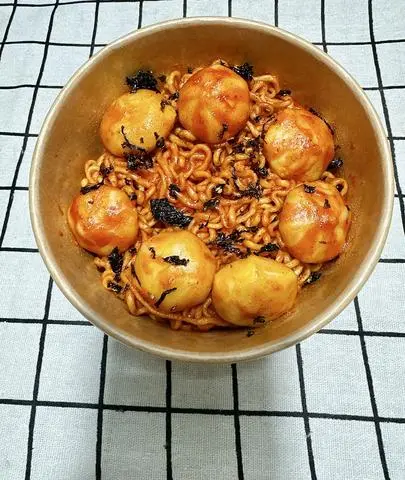 Hình ảnh Mì trộn sốt cay bánh bao nhân trứng cá