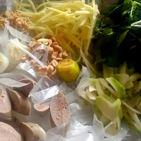 Hình ảnh Bánh Tráng Trộn Chả Bò Cốc Xoài Cút
