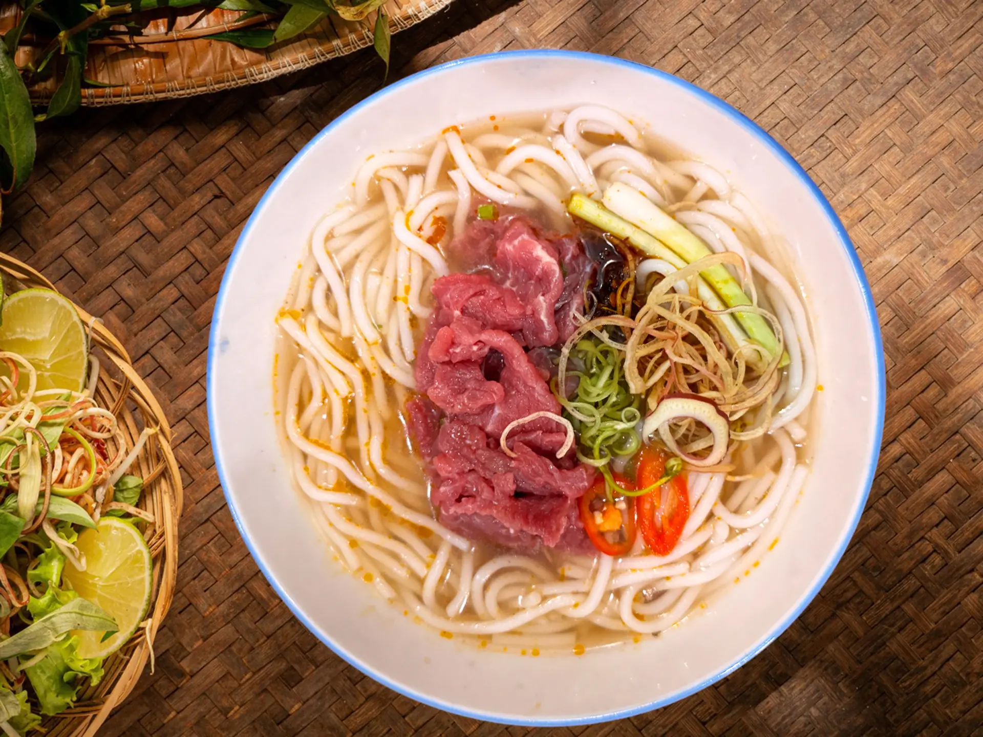 Hình ảnh Bún bò tái gân chả