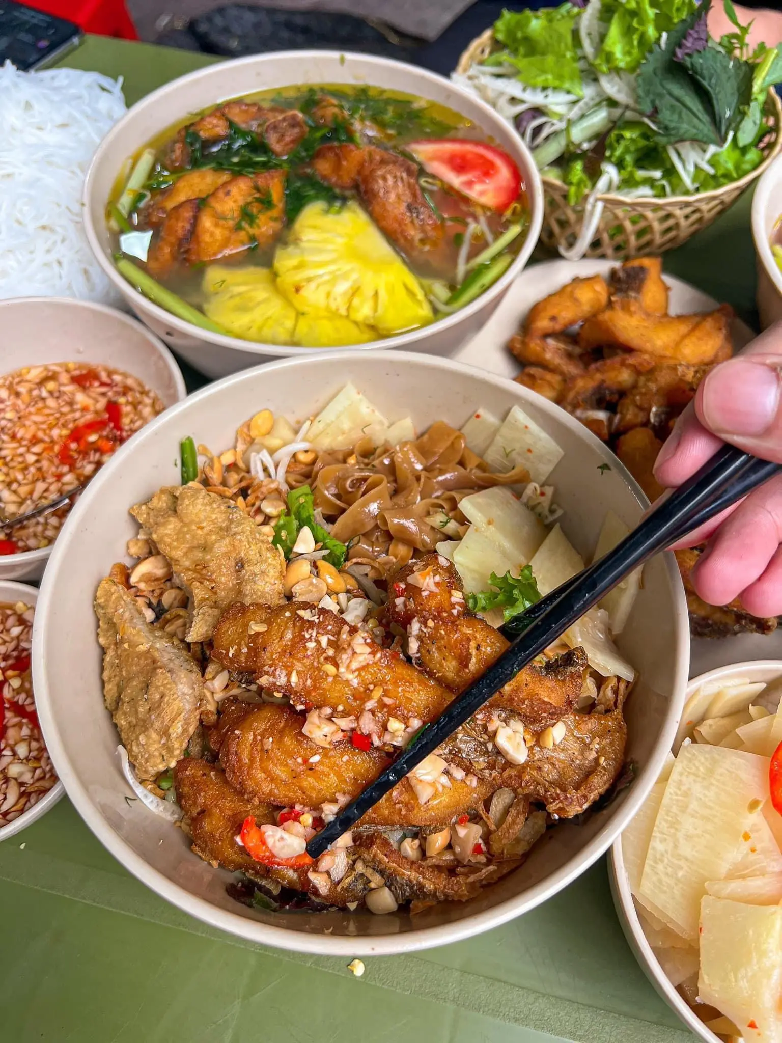 Hình ảnh Bánh đa trộn cá -chả cá măng cay