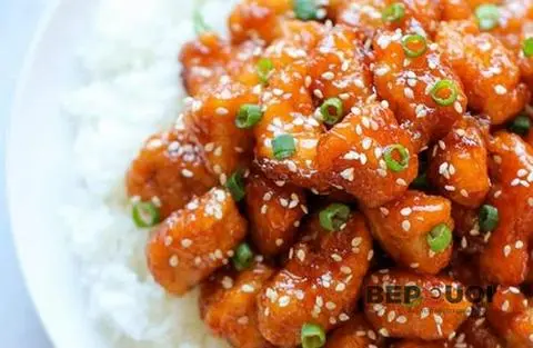 Hình ảnh Combo gà sốt chua ngọt phần lớn + bánh gạo chiên sốt chua ngọt