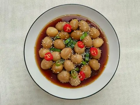 Hình ảnh Trứng cút lòng đào ngâm tương hũ 25 trứng 