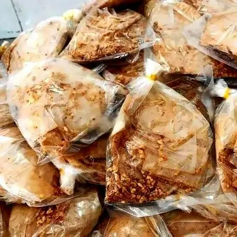 Hình ảnh Bánh tráng muối nhuyễn tỏi phi cay