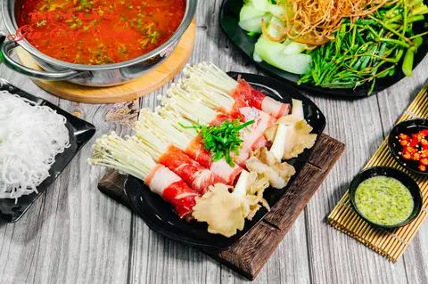 Hình ảnh Lẩu bò mỹ cuộn nấm kim châm