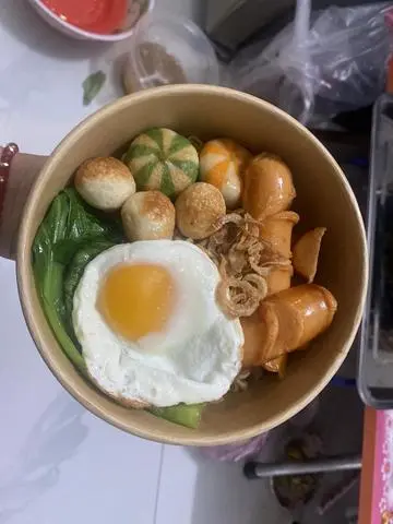 Hình ảnh Mì trộn cá viên - ốp la