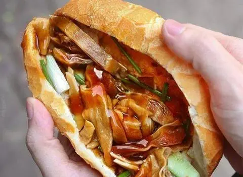 Hình ảnh Bánh Mì Tai Heo Sốt Mắm