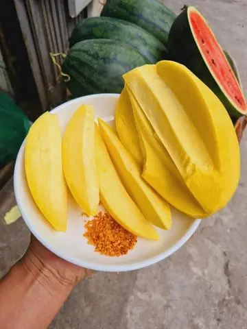 Hình ảnh Xoài tứ quý chấm muối tôm 