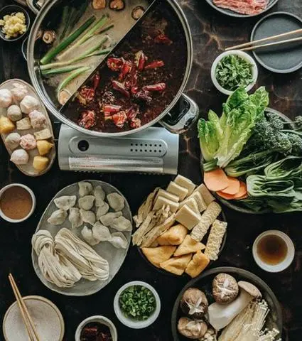 Hình ảnh lẩu lá é (chicken hotpot leaves)