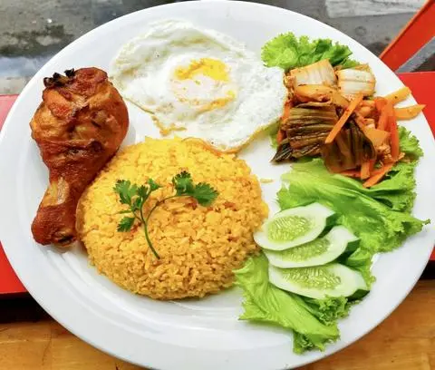 Hình ảnh Cơm chiên gà ốp la 