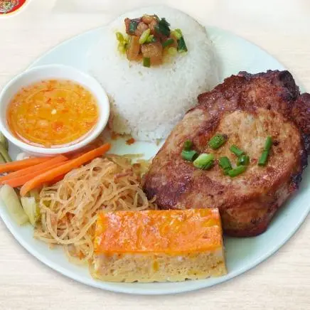 Hình ảnh CƠM SƯỜN + CHẢ + ỐP LA