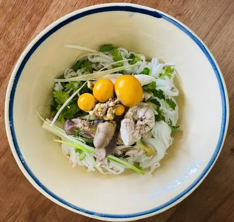 Hình ảnh Bún gà đặc biệt
