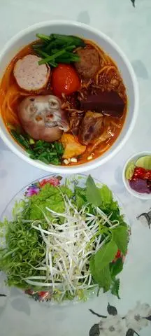 Hình ảnh Bún riêu: Riêu cua, Ốc, Chả ốc, Sườn sụn