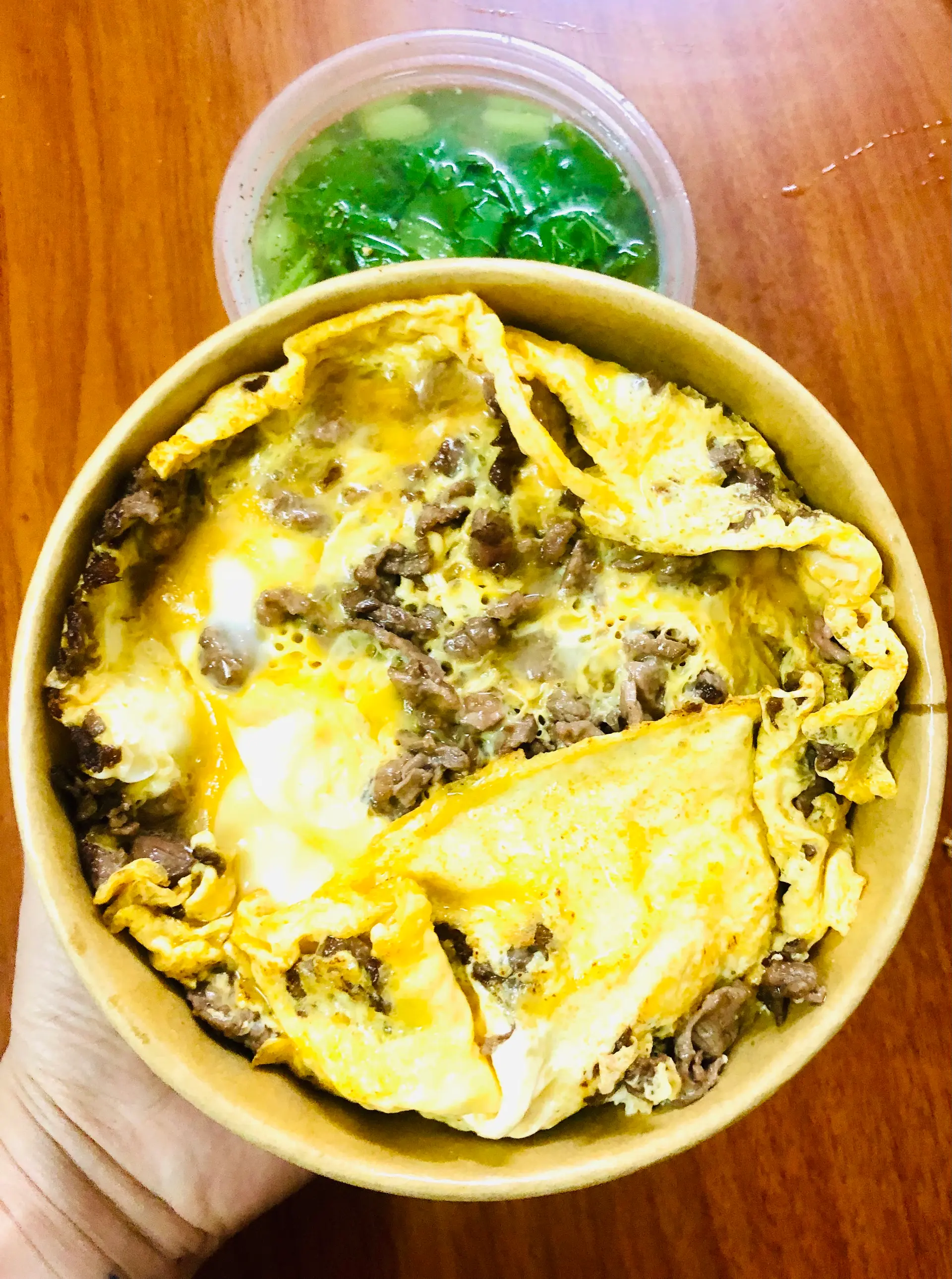 Hình ảnh Cóm Nóng Bò Bằm Phủ Trứng 