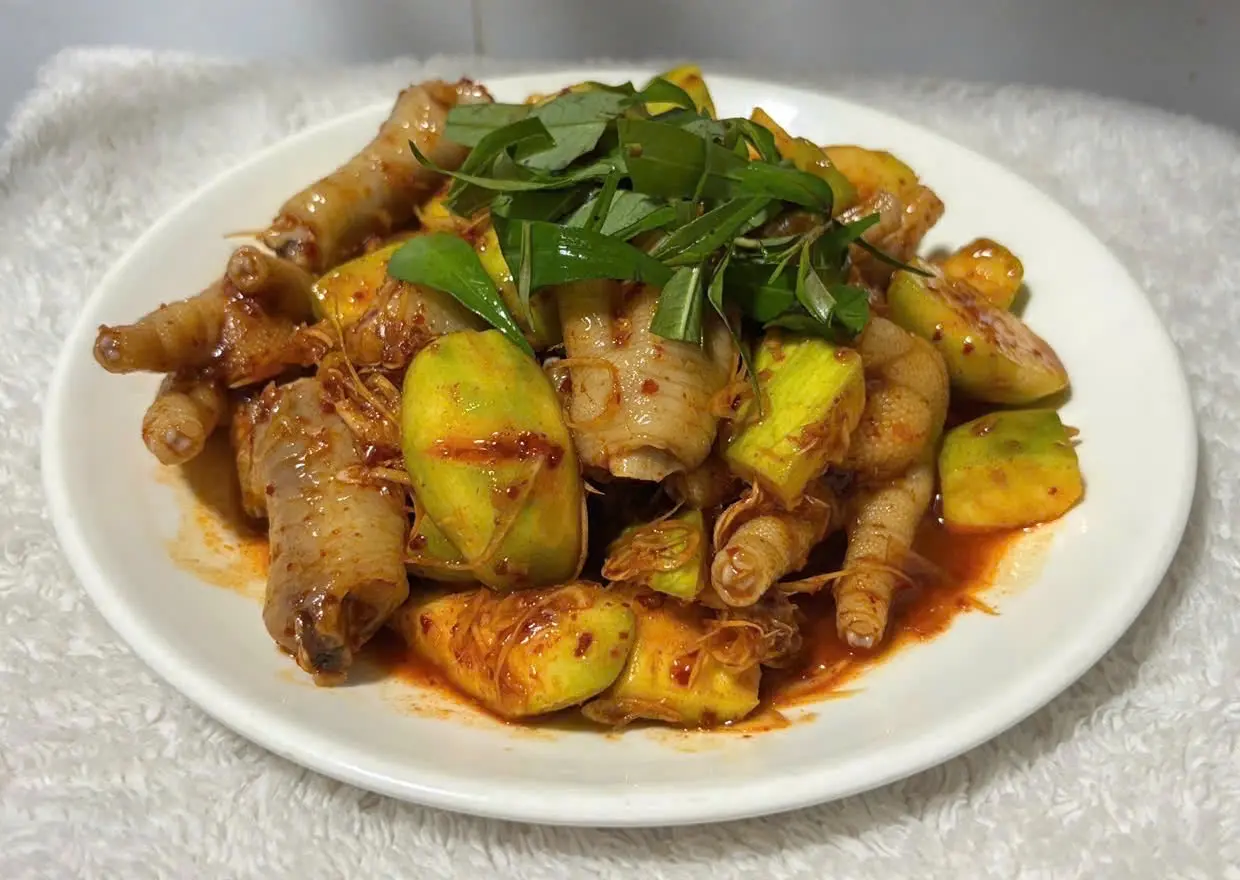 Hình ảnh Chân gà có xương sốt thái