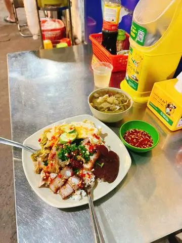 Hình ảnh Cơm sườn - lạp xưởng