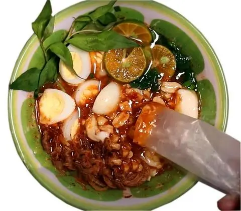 Hình ảnh Bánh tráng chấm sốt me vị béo ngậy