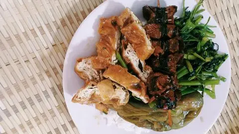 Hình ảnh cơm. đậu hũ chiên xả. xiên que. sườn riêm me. 3 món xào....