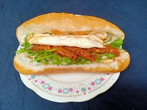 Hình ảnh Bánh mì thịt nướng - trứng ốp la