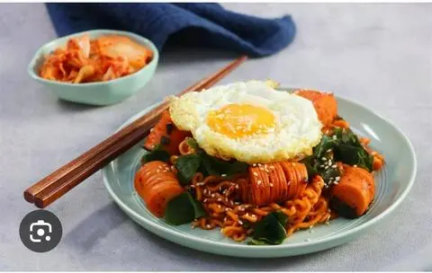 Hình ảnh Mỳ trộn xúc xích+trứng 