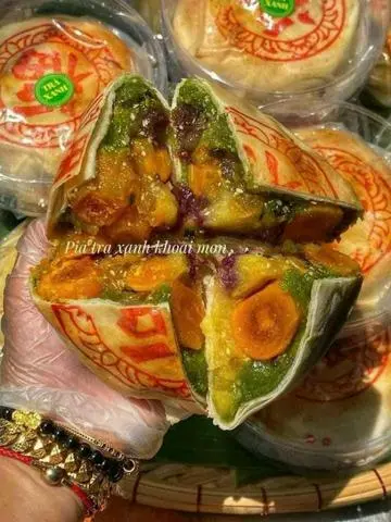 Hình ảnh Bánh pía trà xanh khoai môn mỡ hành 8 trứng hộp 550g