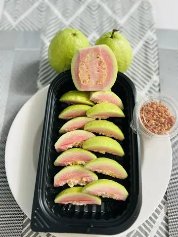 Hình ảnh Ổi ruột đỏ giòn cắt sẵn 350g