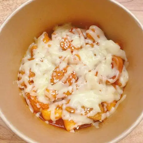 Hình ảnh Tokbokki Phủ Phô Mai Sốt Cay Hàn Quốc (Bánh Gạo)