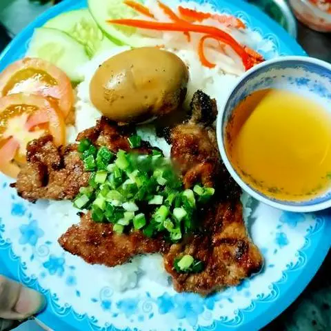 Hình ảnh Cơm sườn trứng kho