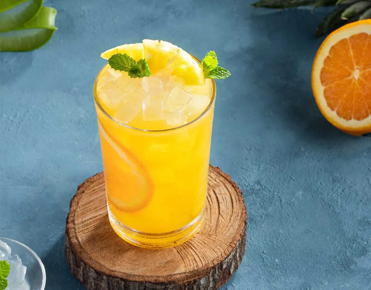 Hình ảnh Nước ép thơm cam (chai kèm tẩy đá)