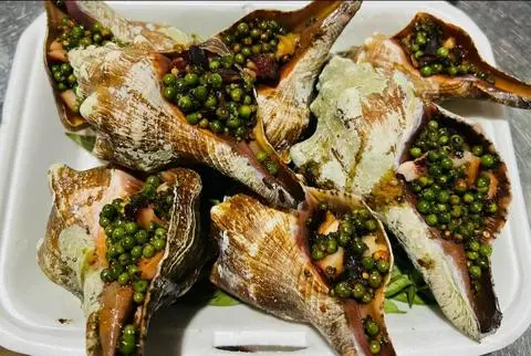 Hình ảnh ốc đỏ nướng tiêu xanh