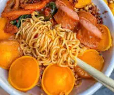 Hình ảnh Mì trộn trứng non xúc xích