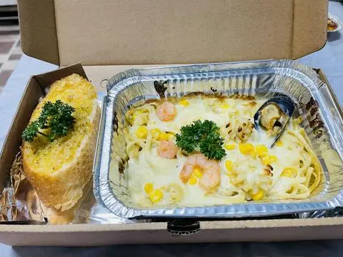 Hình ảnh Mì Ý Hải Sản sốt kem + Bánh mì bơ tỏi