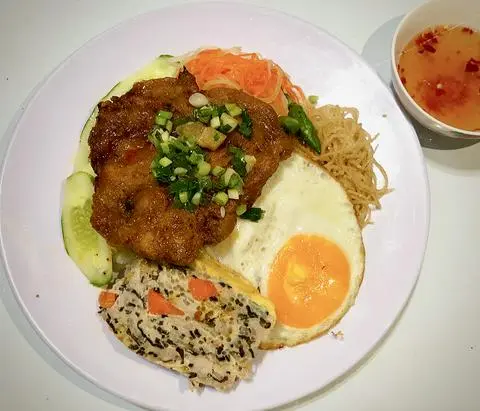 Hình ảnh Cơm Sườn chả trứng mắm chưng + Lạp xưởng 