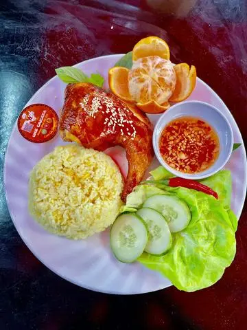 Hình ảnh Cơm đùi gà Singapore - trà tắc khổng lồ