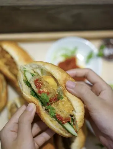 Hình ảnh Bánh mì baby thịt đầy đủ