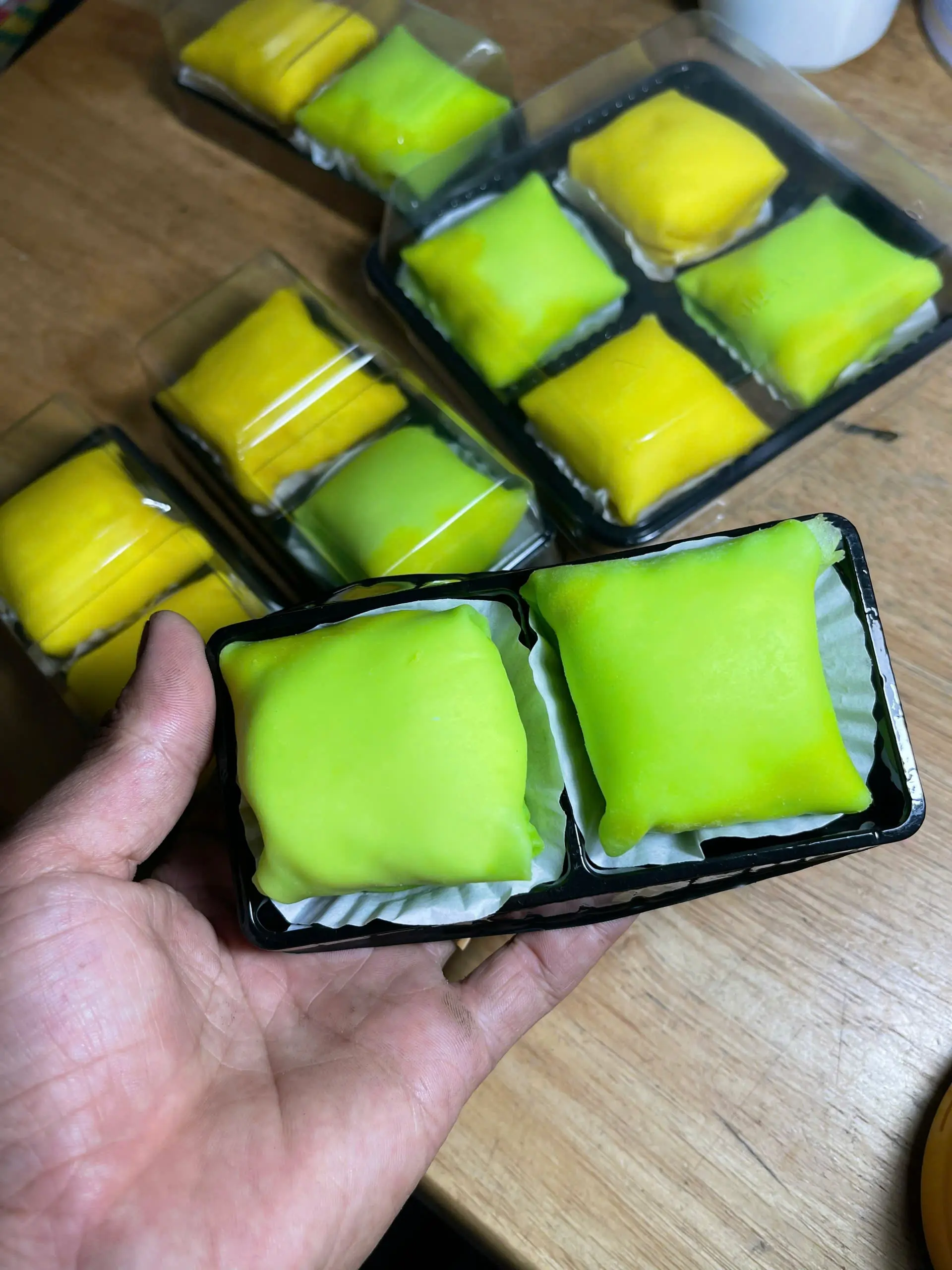 Hình ảnh Bánh crepe sầu riêng xanh dứa - 2 cái
