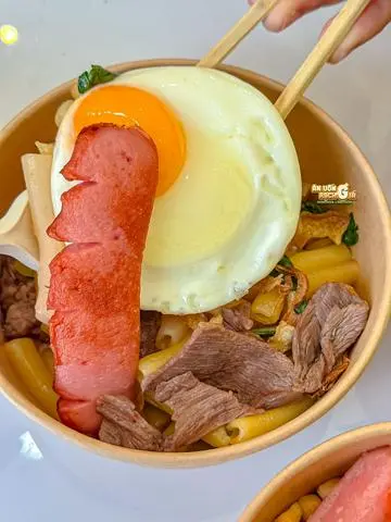 Hình ảnh Mì Trộn Bò Bằm Xúc Xích Cá Viên 