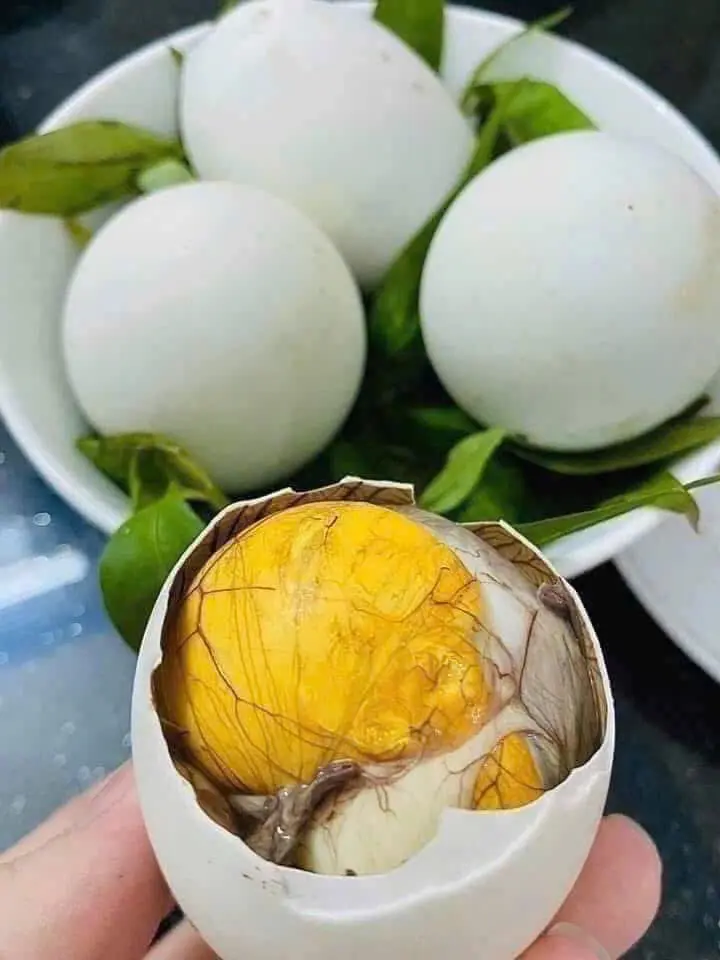 Hình ảnh 5 Trứng vịt lộn kèm muối chấm nhà làm
