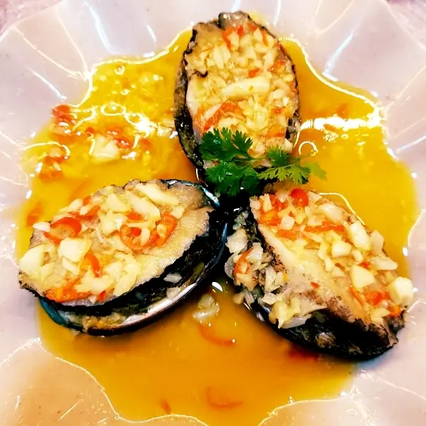 Hình ảnh 3 con bào ngư sốt bơ cay