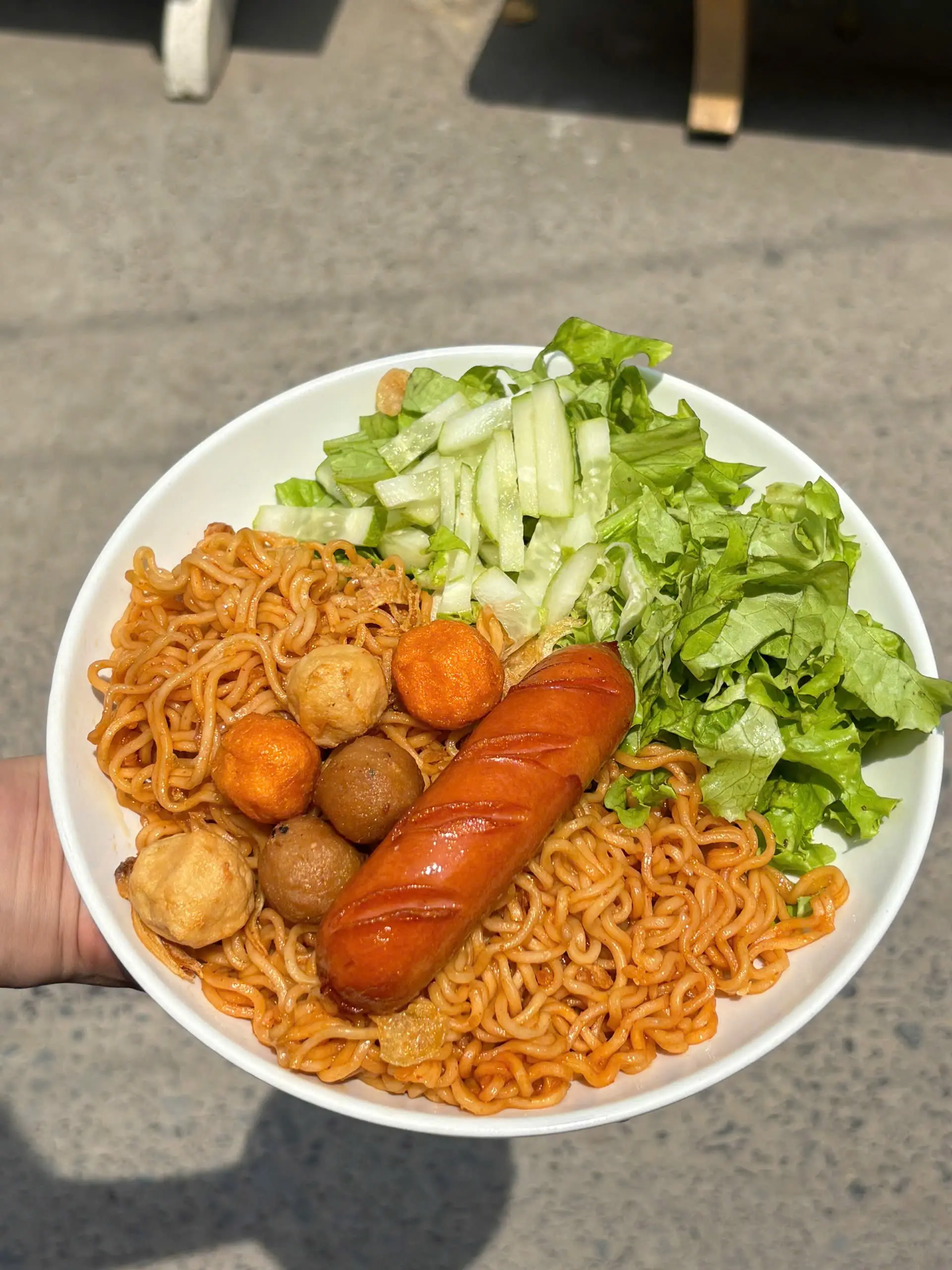 Hình ảnh Mì trộn Indomie xúc xích Đức - viên chiên