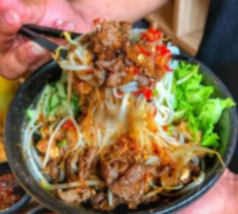Hình ảnh Bún bò xào tôm tươi sa tế đặc biệt