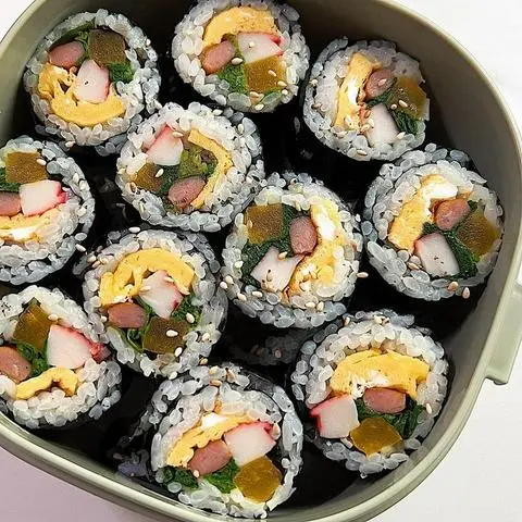 Hình ảnh Kimbap chả cá Hàn