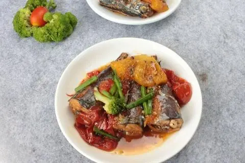 Hình ảnh Cơm cá nục kho thơm