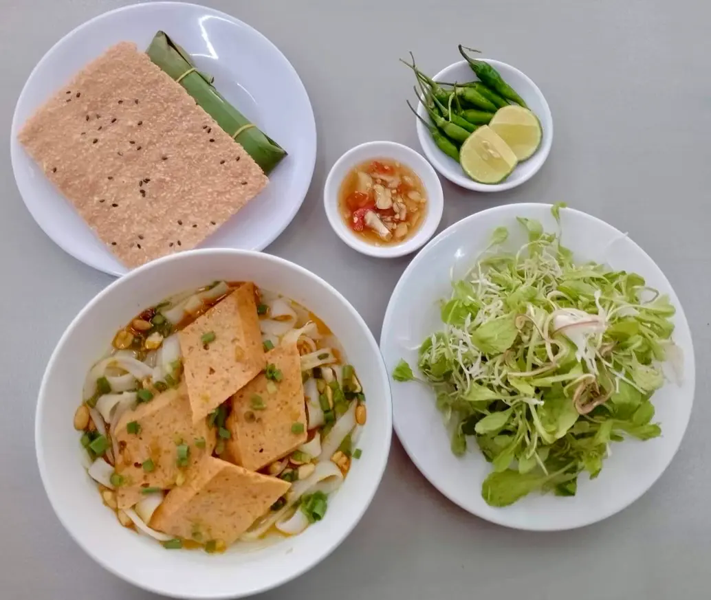 Hình ảnh Mì quảng chả cua