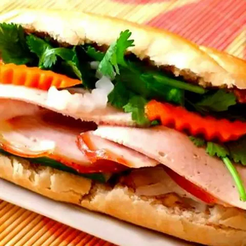 Hình ảnh Bánh mì chả lụa - da bao đỏ